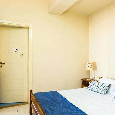 Mouries House, Walking Distance To Beach! דירה העיירה רתימנו